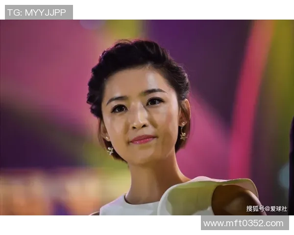 天下足球女主持人丝袜魅力四射引发热议时尚风潮再度掀起球迷热情